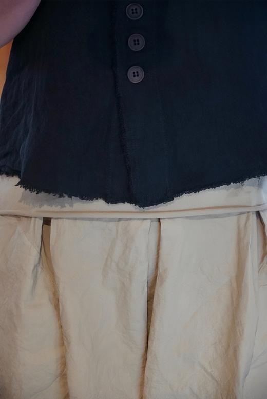 AEQUAMENTE 自然碎边马夹 商品图4