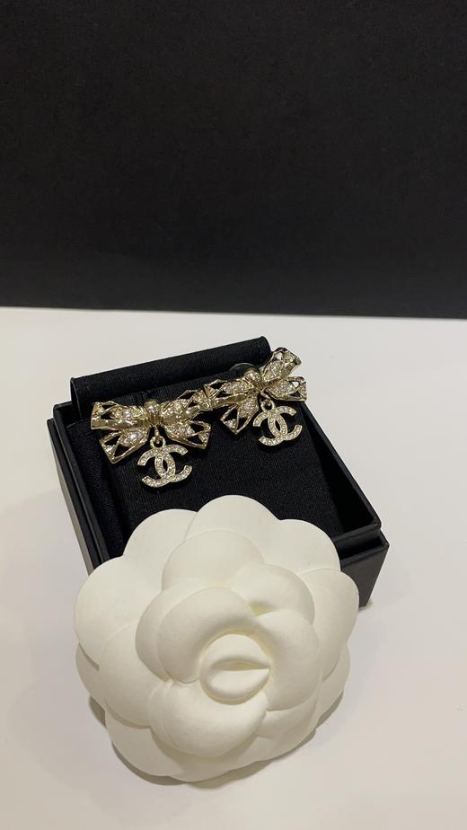 【深度定制】zp开版 CHANEL香奈儿镂空镶钻蝴蝶结双C金色耳钉 镂空镶钻小蝴蝶结温柔又气质 很适合日常佩戴哦🎀精致度满分 越看越美～ 商品图1