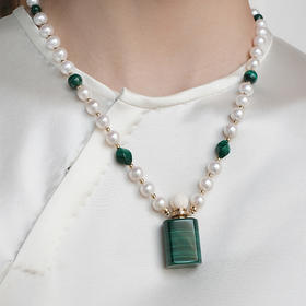 MELI&MOLI 孔雀石中号长方吊坠孔雀石点缀珍珠串项链—五行之木【D类】