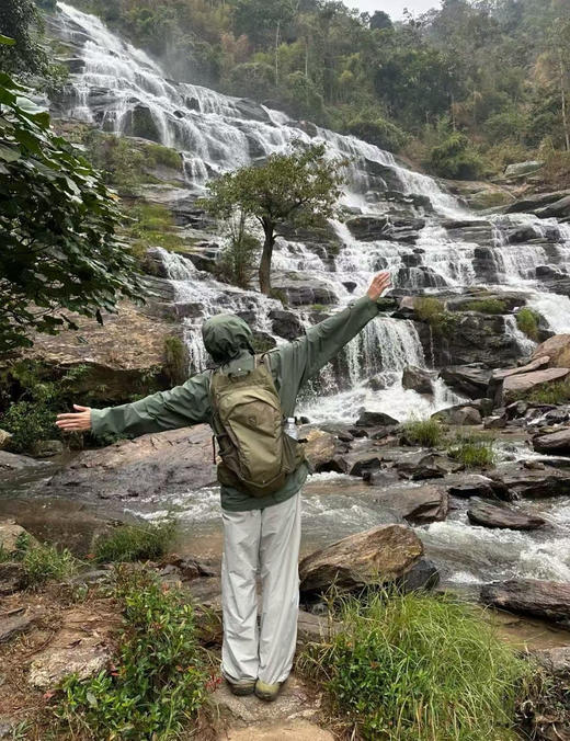 韩单正品KOLON中性款大容量双肩包背包，中性款运动徒步双肩，功能性强大，自重轻，防水防雨，满足多场景户外需求，中性款大容量双肩背包，功能性强大，自重轻！比一件t恤还要轻。
四个色，代购700➕ 商品图12