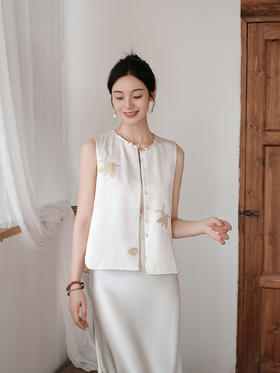 盛唐婧| 新中式蝶舞织金真丝缎马甲