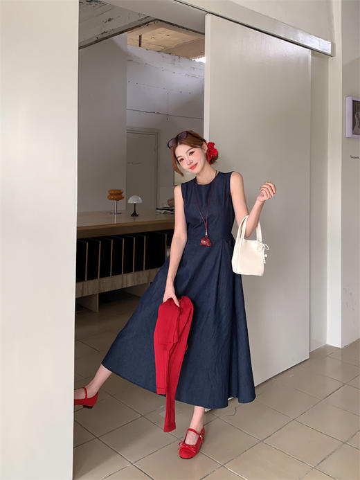 🌸【丹宁少女 樱桃开衫牛仔裙元气套装】🌈这套“复古设计感圆领收腰长款牛仔背心裙+针织开衫”👏🏻的丹宁套装， 🔥~结合了经典牛仔元素与柔软针织材质的碰撞 商品图1