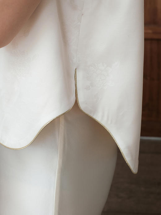 盛唐婧| 新中式蝶舞织金真丝缎马甲 商品图3