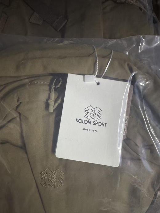 韩单正品KOLON中性款大容量双肩包背包，中性款运动徒步双肩，功能性强大，自重轻，防水防雨，满足多场景户外需求，中性款大容量双肩背包，功能性强大，自重轻！比一件t恤还要轻。
四个色，代购700➕ 商品图14