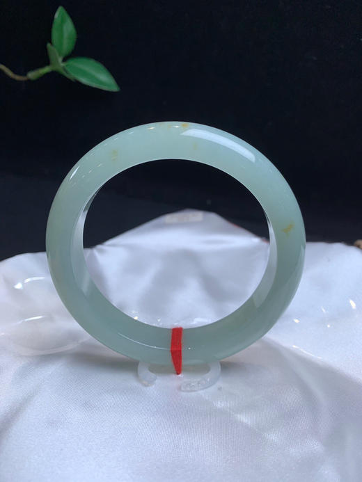 612777，59.5晴绿底正圈手镯，整条带晴底色，均匀细腻，局部飘一点特色洒金 商品图1