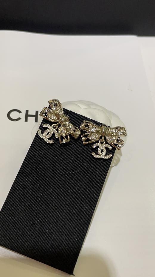 【深度定制】zp开版 CHANEL香奈儿镂空镶钻蝴蝶结双C金色耳钉 镂空镶钻小蝴蝶结温柔又气质 很适合日常佩戴哦🎀精致度满分 越看越美～ 商品图4