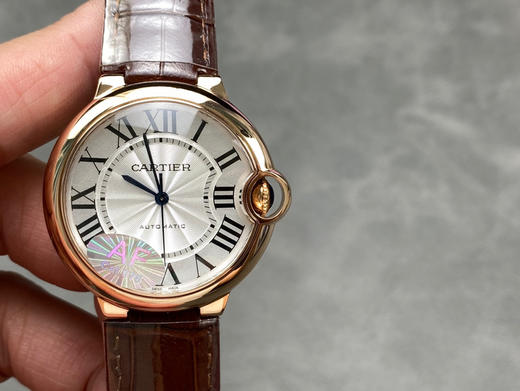 AF穷工极态，精雕细刻——卡地亚36mm自动机械蓝气球系列腕表
延续以往优异的产品质量更换全新包装和全新防伪标，让高品质更有识别性
【表壳】直径36毫米，原装一致！精钢材质表壳❕原版开模的❕❕ 商品图0