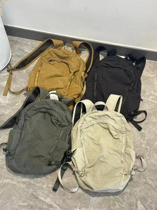 韩单正品KOLON中性款大容量双肩包背包，中性款运动徒步双肩，功能性强大，自重轻，防水防雨，满足多场景户外需求，中性款大容量双肩背包，功能性强大，自重轻！比一件t恤还要轻。
四个色，代购700➕ 商品图1