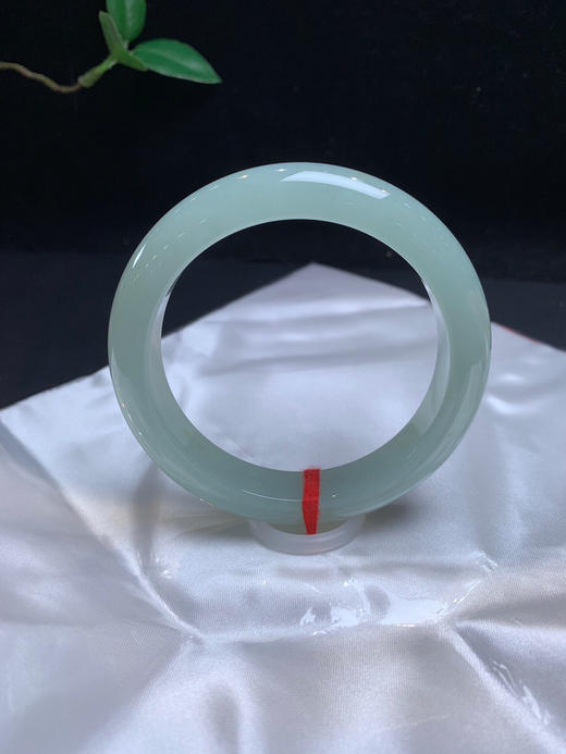 612777，59.5晴绿底正圈手镯，整条带晴底色，均匀细腻，局部飘一点特色洒金 商品图3