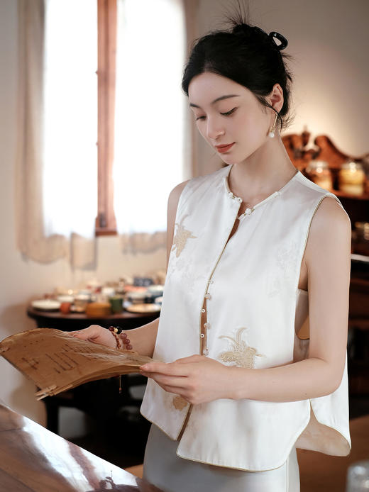 盛唐婧| 新中式蝶舞织金真丝缎马甲 商品图6