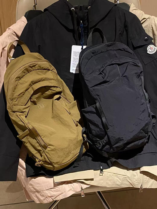 韩单正品KOLON中性款大容量双肩包背包，中性款运动徒步双肩，功能性强大，自重轻，防水防雨，满足多场景户外需求，中性款大容量双肩背包，功能性强大，自重轻！比一件t恤还要轻。
四个色，代购700➕ 商品图8