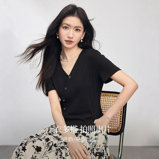 熙世界不规则开叉黑色T恤女短袖2025夏新款设计感修身正肩V领上衣 商品图1