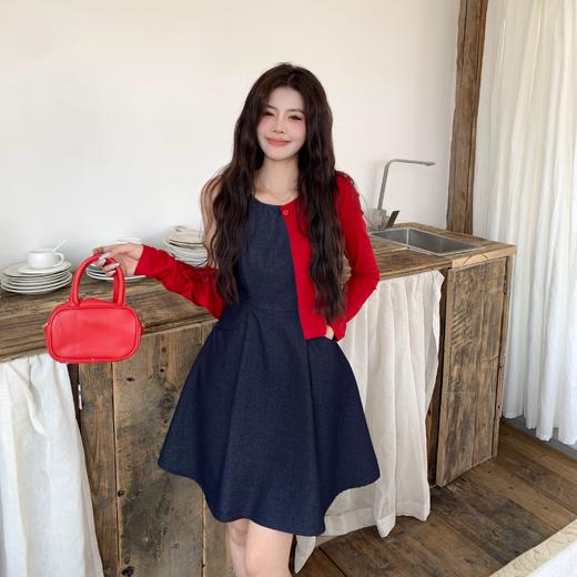 🌸【丹宁少女 樱桃开衫牛仔裙元气套装】🌈这套“复古设计感圆领收腰长款牛仔背心裙+针织开衫”👏🏻的丹宁套装， 🔥~结合了经典牛仔元素与柔软针织材质的碰撞 商品图3