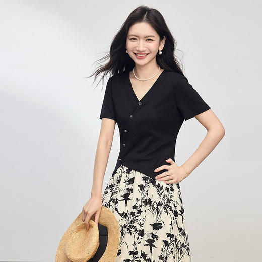 熙世界不规则开叉黑色T恤女短袖2025夏新款设计感修身正肩V领上衣 商品图3