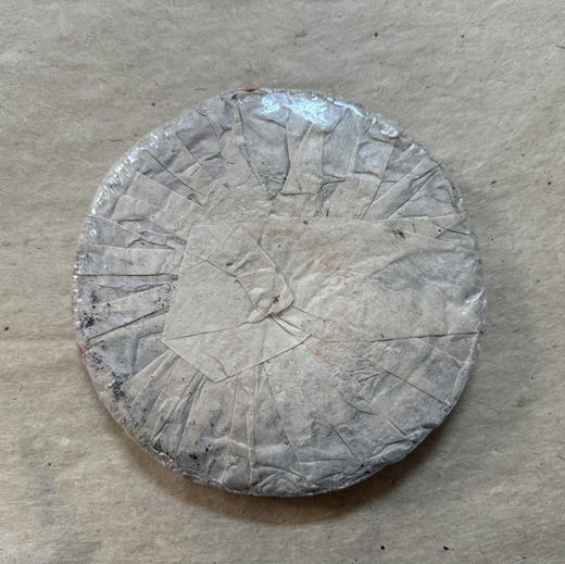 仅余1片！七十年代文革饼中茶绿印老生茶 357克 珍藏版收藏级 商品图1