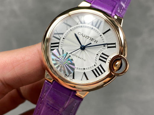 AF穷工极态，精雕细刻——卡地亚36mm自动机械蓝气球系列腕表
延续以往优异的产品质量更换全新包装和全新防伪标，让高品质更有识别性
【表壳】直径36毫米，原装一致！精钢材质表壳 正品原版开模❕❕❕ 商品图1