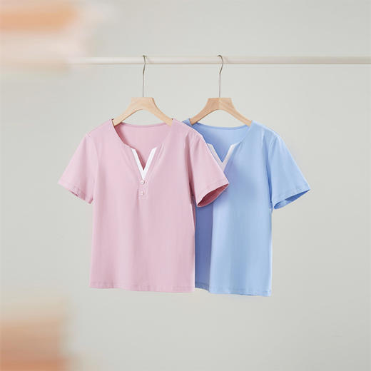 【专属特价】熙世界撞色小V领拼接短袖T恤女2025新款夏季蓝色休闲通勤正肩上衣 商品图3