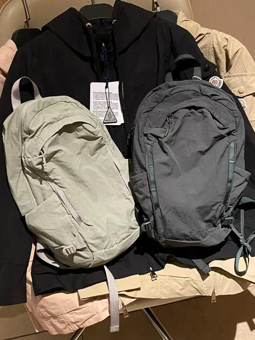 韩单正品KOLON中性款大容量双肩包背包，中性款运动徒步双肩，功能性强大，自重轻，防水防雨，满足多场景户外需求，中性款大容量双肩背包，功能性强大，自重轻！比一件t恤还要轻。
四个色，代购700➕ 商品图9