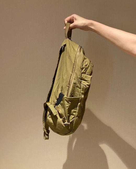 韩单正品KOLON中性款大容量双肩包背包，中性款运动徒步双肩，功能性强大，自重轻，防水防雨，满足多场景户外需求，中性款大容量双肩背包，功能性强大，自重轻！比一件t恤还要轻。
四个色，代购700➕ 商品图4