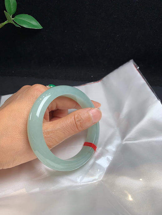 612777，59.5晴绿底正圈手镯，整条带晴底色，均匀细腻，局部飘一点特色洒金 商品图5