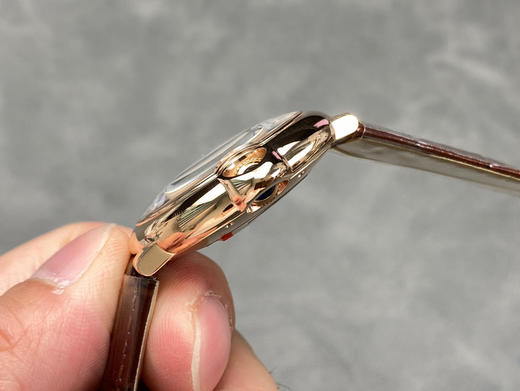 AF穷工极态，精雕细刻——卡地亚36mm自动机械蓝气球系列腕表
延续以往优异的产品质量更换全新包装和全新防伪标，让高品质更有识别性
【表壳】直径36毫米，原装一致！精钢材质表壳❕原版开模的❕❕ 商品图5