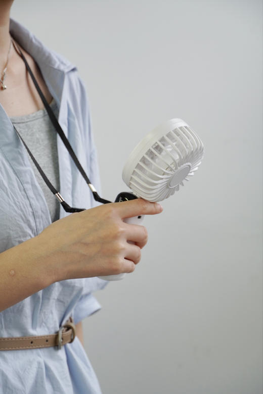 ☺️五一出门我们家人手一台🌡 怕热星人炎夏必备，消暑送凉❄🌬 超惠团价💰19.9 【AURARO 数显手持小风扇N15】巴掌大👏 超实用‼‼  商品图5