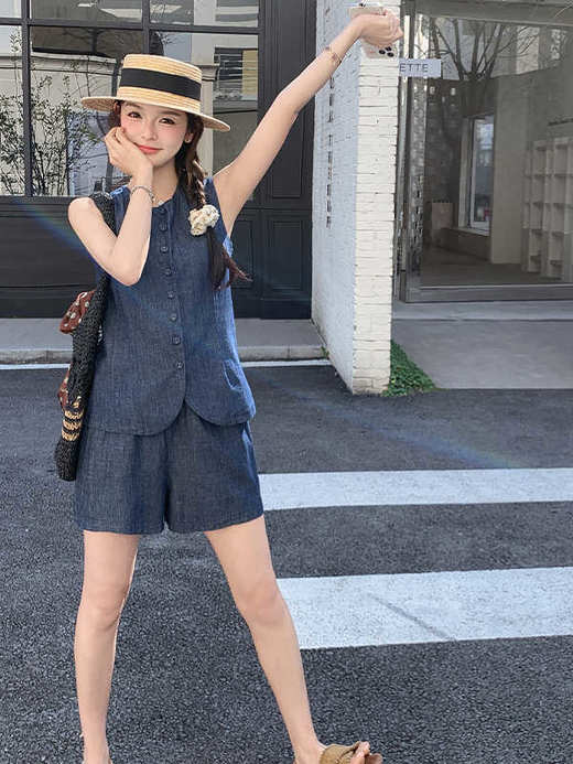 🎉今年夏天爱穿的🤩【老钱风马甲开衫短裤天丝套装】❗️天丝麻的肌理感自带高级滤镜❗️30℃🔥高温穿也完全不会闷汗黏腻❗️ 🔺藏蓝色高级耐看👏🏻  商品图3