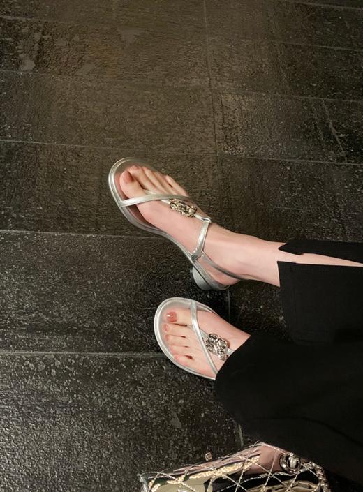 ☀️Woo！ 黑金凉鞋真的很有杀伤力耶！🌈【度假风细带夹趾金属扣粗跟凉鞋006-8】有一种高贵精致感！！🌟 【品牌直发】清凉夏日1折秒杀❤️！！！ 商品图6