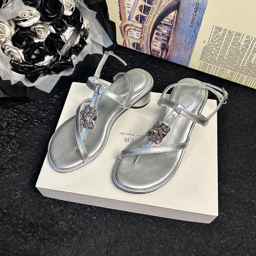 ☀️Woo！ 黑金凉鞋真的很有杀伤力耶！🌈【度假风细带夹趾金属扣粗跟凉鞋006-8】有一种高贵精致感！！🌟 【品牌直发】清凉夏日1折秒杀❤️！！！ 商品图1