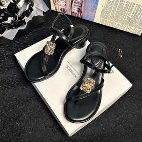 ☀️Woo！ 黑金凉鞋真的很有杀伤力耶！🌈【度假风细带夹趾金属扣粗跟凉鞋006-8】有一种高贵精致感！！🌟 【品牌直发】清凉夏日1折秒杀❤️！！！