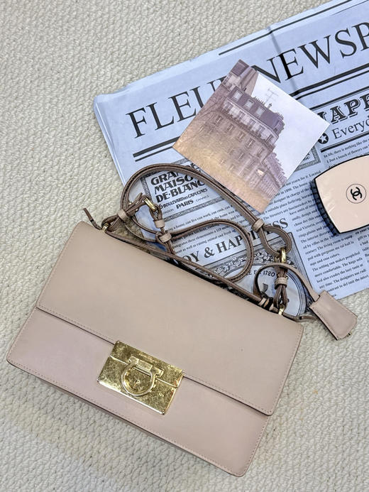 菲拉格慕 奶茶色  金扣 牛皮 Aileen 斜挎包 商品图0