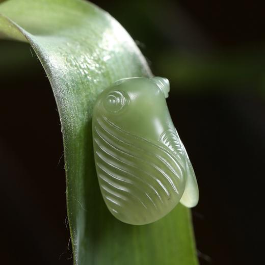 【顺丰包邮】五德·「只此青绿」和田青玉专场系列 | 晴水含情，玉润如诗，如盈盈春水，可入诗可作画【和田玉青玉一鸣惊人吊坠15天预售】 商品图4