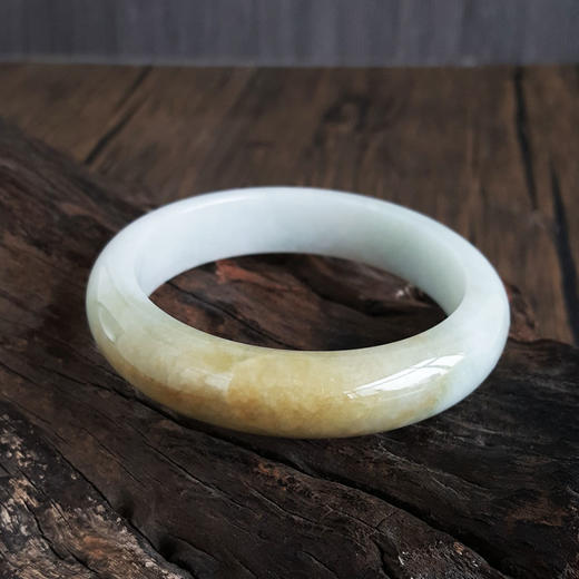 【天然正品】天然正桩细腻糯种61号飘黄翡翠手镯080425AH43 现售价：1880 商品图3