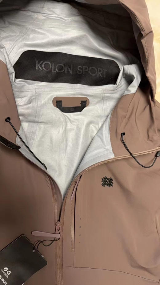 原单正品可隆KOLON SPORT冲锋衣，最新防雨防风科技。
剩余尺码：L XL XXL 标准尺码
原价2600 商品图2