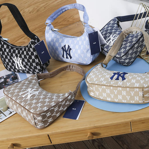 【专属】MLB老花腋下包！复古经典不过时，实用性加高颜值越用越有味道的一款，随便上身就很时髦！ 商品图0