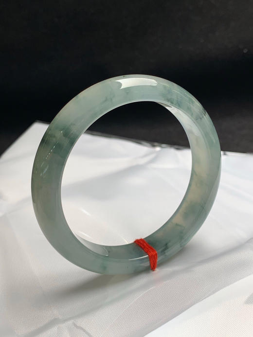 612783，54.3圈口，冰飘花正圈平安镯，烟蓝底色飘花，种水好，冰透有荧光感，打灯有伴色纹 商品图1