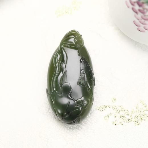 【顺丰包邮】五德·「只此青绿」和田玉沙枣青青花子料专场系列 | 以珍稀玉石拥抱山野意趣，绿意天成勾勒东方风骨【子料沙枣青无事牌预售15天】 商品图5