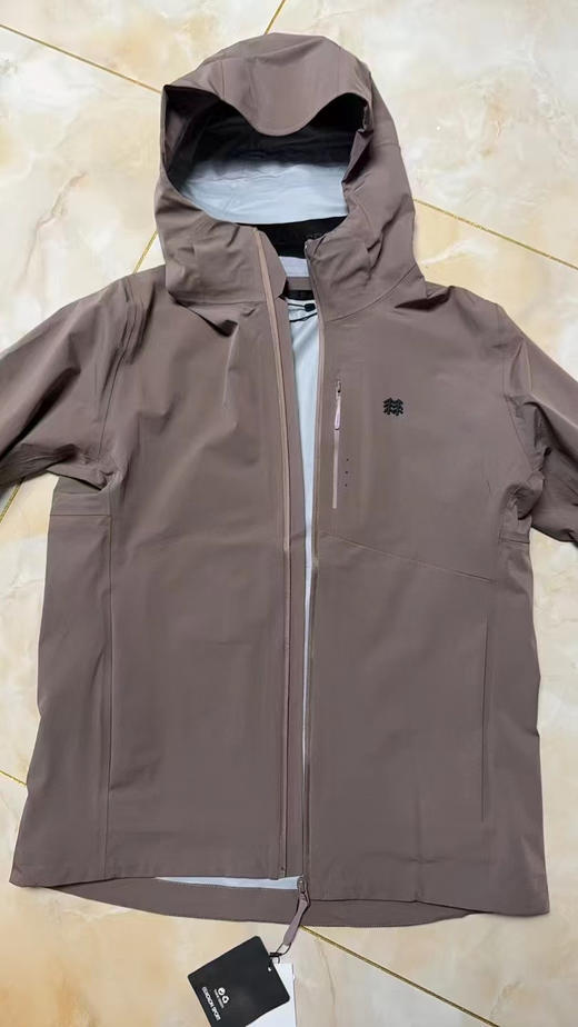 原单正品可隆KOLON SPORT冲锋衣，最新防雨防风科技。
剩余尺码：L XL XXL 标准尺码
原价2600 商品图3