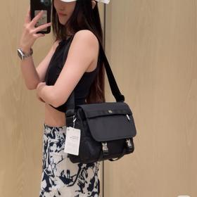 五一出行！lulu新款邮差包斜挎包 多口袋设计斜挎包 尼龙材质容量大 高级又百搭