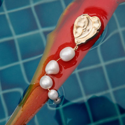 lost in echo2025夏季新款度假高级浮雕质感爱心珍珠超轻耳环耳坠 商品图1