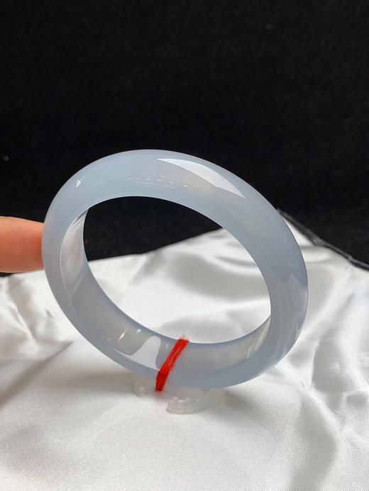 612782，56圈口，白冰天空蓝正圈平安镯，淡色纯净天空蓝，上手接近白，冰透起荧光，整圈光感满满 商品图3