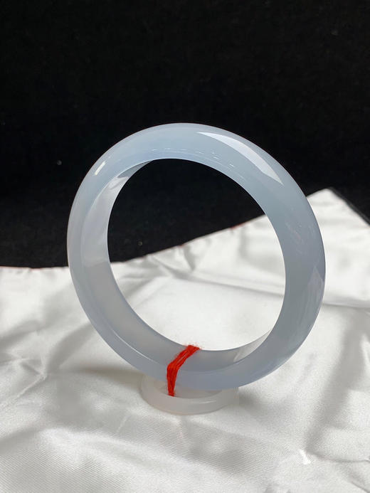 612782，56圈口，白冰天空蓝正圈平安镯，淡色纯净天空蓝，上手接近白，冰透起荧光，整圈光感满满 商品图2