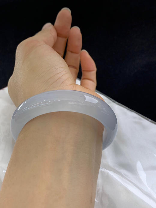 612782，56圈口，白冰天空蓝正圈平安镯，淡色纯净天空蓝，上手接近白，冰透起荧光，整圈光感满满 商品图5