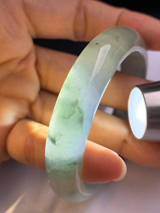 612783，54.3圈口，冰飘花正圈平安镯，烟蓝底色飘花，种水好，冰透有荧光感，打灯有伴色纹 商品图3