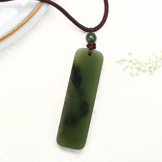 【顺丰包邮】五德·「只此青绿」和田玉沙枣青青花子料专场系列 | 以珍稀玉石拥抱山野意趣，绿意天成勾勒东方风骨【子料沙枣青无事牌预售15天】 商品图1