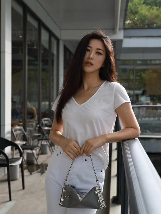 【4月28日 下午14:00 秒杀】AMV 设计师品牌 复古v领短袖"旧“T恤 白百何/朱珠/章小蕙都爱穿的 舒适T 商品图4