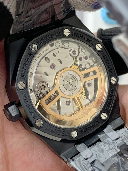 NOOB official新品爱彼15500全陶瓷款式全新到货，凭借陶瓷材质与cal.4302一体机复杂功能的结合，工艺与创新的典范，既延续了皇家橡树的经典美学，突破传统材质限制，高级制表的标杆之作❕ 商品图3