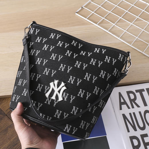 严选 | MLB复古提花水桶包 黑色/奶油色 19*14*23.5cm 商品图8