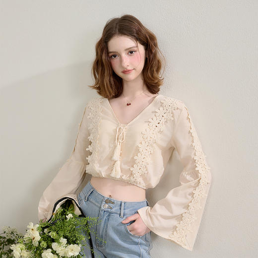 西遇法式v领衬衫女春夏新款设计感喇叭袖薄款镂空短款上衣SS150319 商品图0