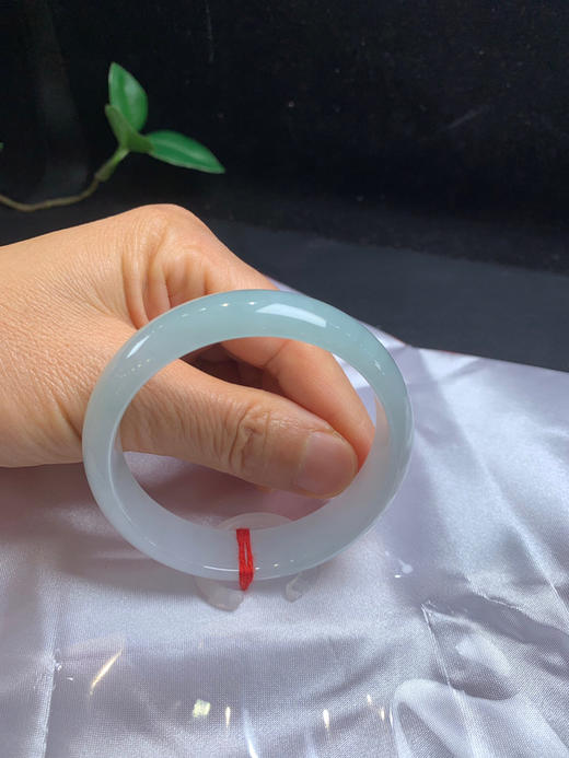 612778，53晴底色手镯 ，特别清新细腻的，一截淡淡的底色，干净，很秀气 商品图4